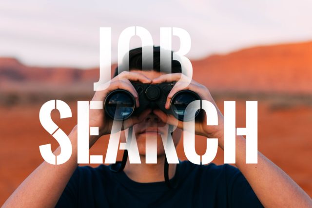 Kuvituskuva, henkilö katsoo kiikareilla kameraa kohti, kuvan päällä teksti Job Search