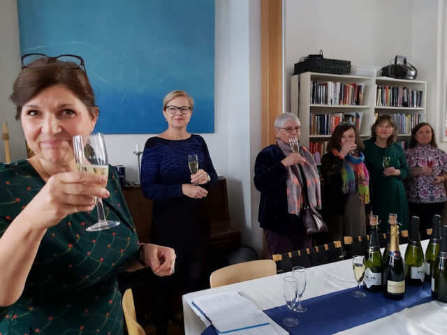 Juhlaväki kohottaa maljan.
