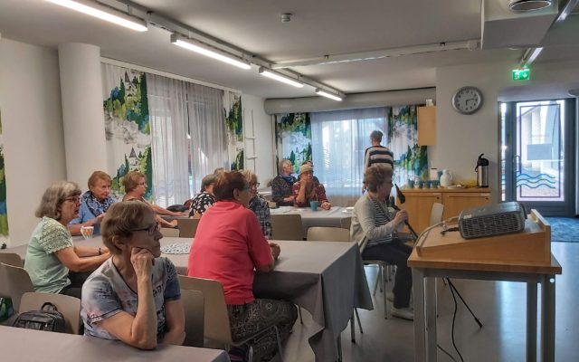 Martinlaakson Marttoja kuuntelemassa illan vierasta