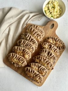 Kuvassa karjalanpiirakoita ja munavoita