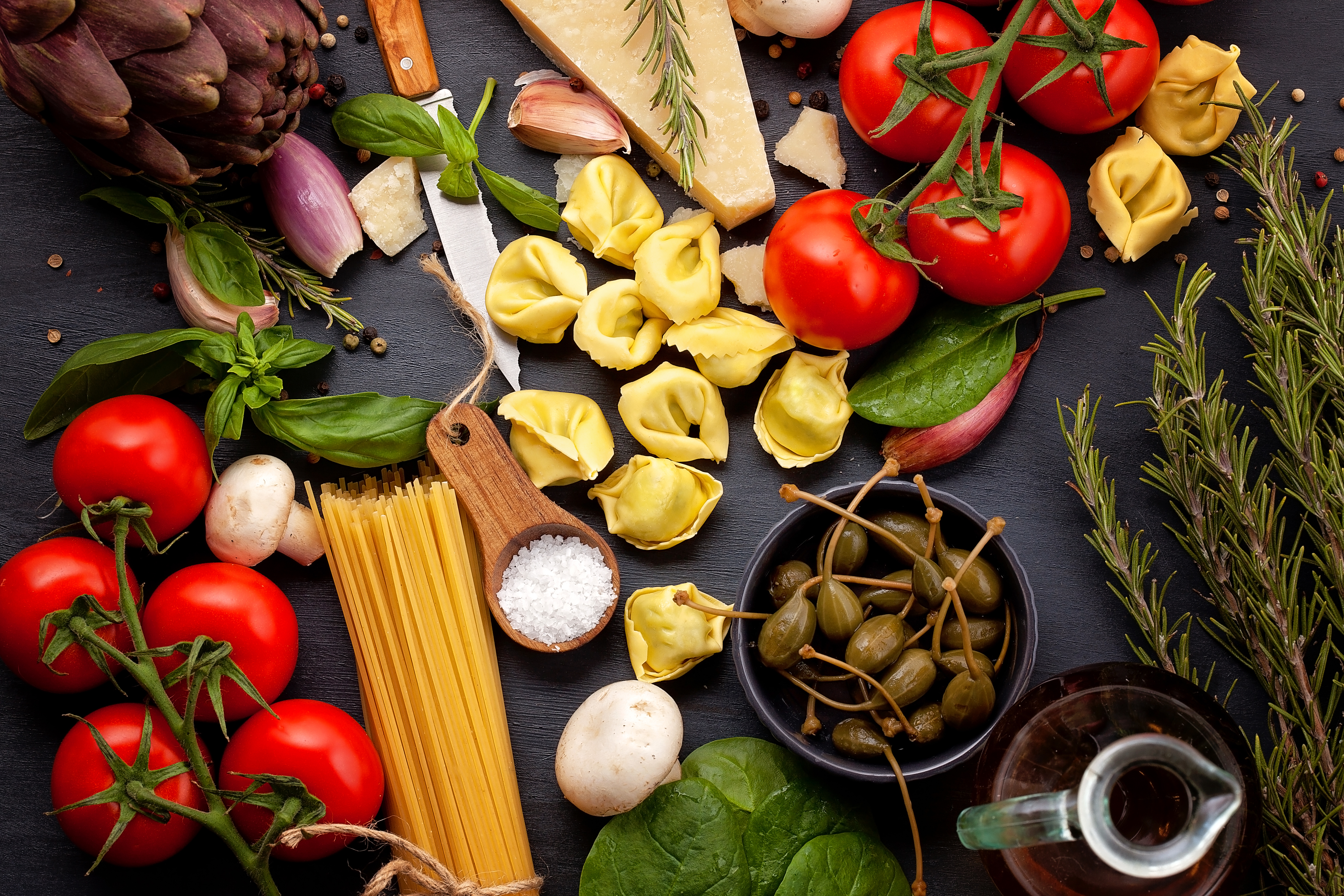 Italialaianen-ruoka-ruoka-aineet-tomaatti-pasta-tortellini-spagetti-artisokka-kapris.jpg (4400×2933)