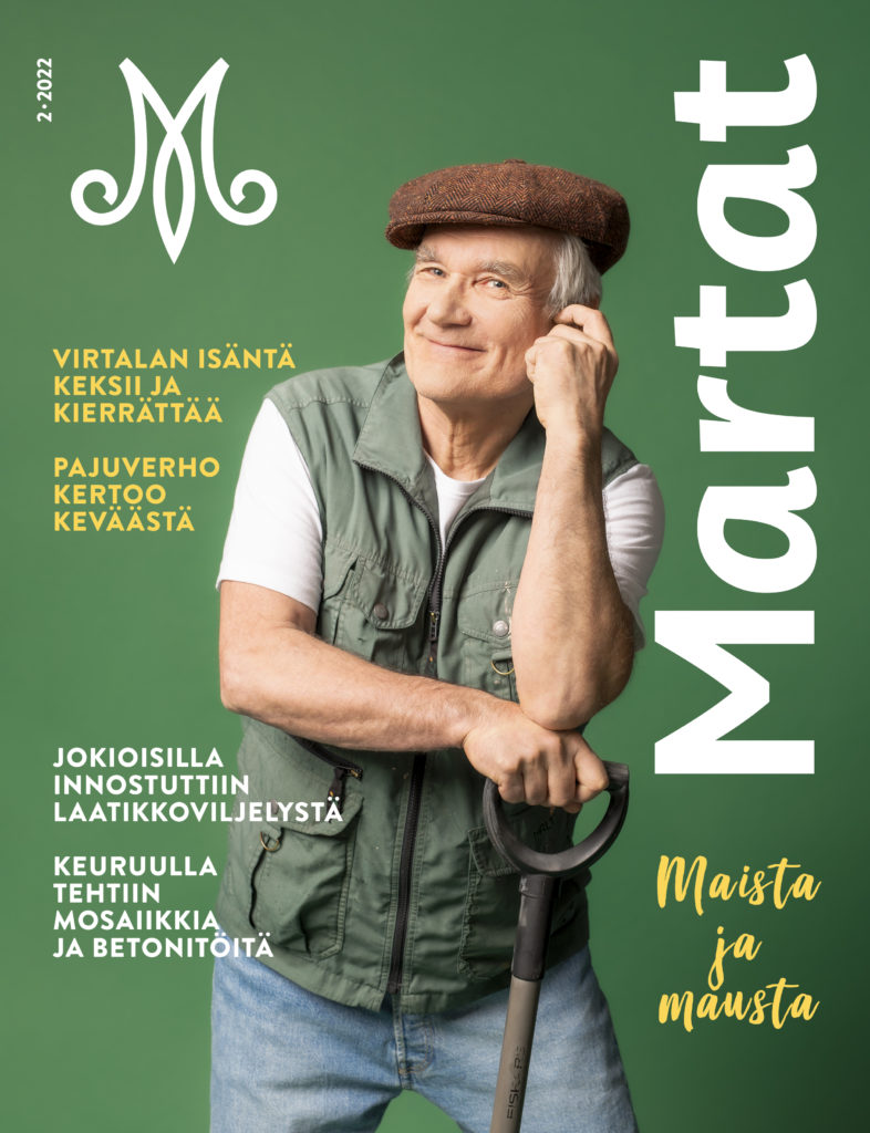 Martat-lehden kansi. Vihreä tausta, mies seisoo nojaten lapioon ja hymyilee.