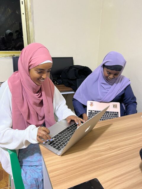 Somalimaalainen tyttö työskentelee kannettavalla tietokoneella
