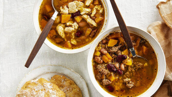 Meksikolainen kanakeitto ja meksikolainen jauhelihakeitto lausella. Vieressä teeleipiä.